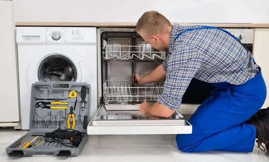 Aliağa Hitachi servisi teknisyen ekibi beyaz eşya tamiri yaparken
